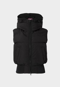 Melnā pūkainā veste ar augstu apkakli, priekšējo rāvējslēdzēju un elastīgām aprocēm. Ar divām sānu kabatām un minimālu zīmolu uz krūtīm.