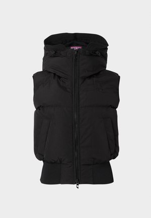 Svart puffervest med høy krage, frontglidelås og elastiske mansjetter. Har to sidelommer og minimal merkevare på brystet.
