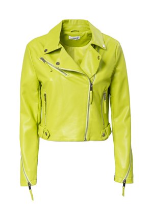 Giacca da biker in pelle verde lime, aderente, con cerniere argentate, bottoni a scatto e tasche laterali. Caratterizzata da un colletto a pistagna e un davanti asimmetrico.