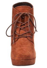 Brązowy zamszowy botek za kostkę z okrągłym noskiem, z brązowymi sznurowadłami, metalowymi oczkami i platformą. Gładka faktura i minimalne akcenty.