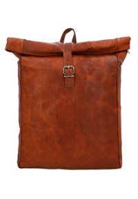 Mochila de cuero marrón con un diseño de doble fondo, asegurada por una hebilla de metal. Acabado texturizado y un asa en la parte superior para su transporte.