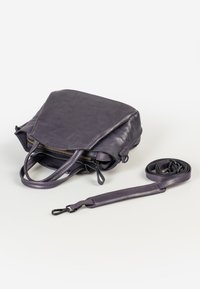 Borsa a tracolla in pelle viola con forma strutturata, manici superiori e tracolla rimovibile. Presenta una chiusura con zip e una superficie testurizzata.