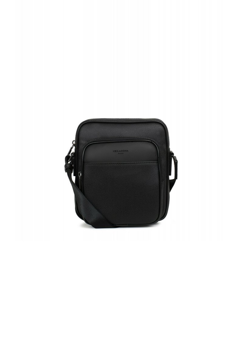 Borsa a tracolla in pelle nera con finitura testurizzata, dotata di una tasca frontale, tracolla regolabile e chiusura a zip. Forma quadrata compatta.