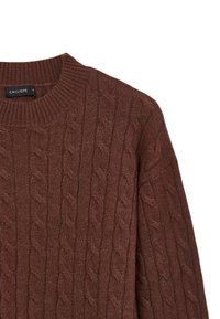 Brauner gestrickter Pullover mit einem Zopfmuster, geripptem Ausschnitt und Bündchen. Aus strukturiertem Stoff gefertigt, zeigt ein weiches, warmes Design.