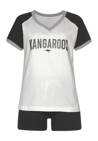 Kurzärmliges, weißes T-Shirt mit schwarzen und grauen Akzenten, versehen mit dem Text "KANGAROOS" und einer Grafik eines Kangurus, kombiniert mit schwarzen Shorts.