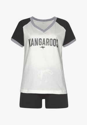 Kurzärmliges, weißes T-Shirt mit schwarzen und grauen Akzenten, versehen mit dem Text "KANGAROOS" und einer Grafik eines Kangurus, kombiniert mit schwarzen Shorts.