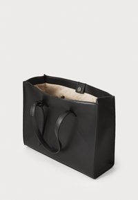Zwarte leren totebag met twee handvatten. Binnenzijde gevoerd met beige materiaal, voorzien van een ritsvak en magnetische drukknopsluiting. Rechthoekige vorm.