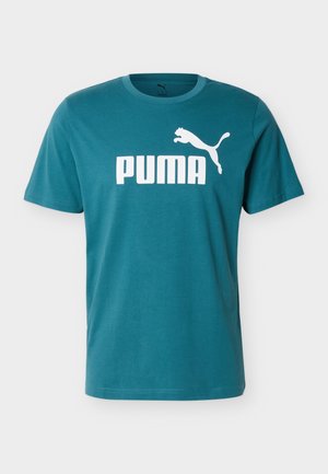 T-shirt en coton bleu sarcelle avec un logo "PUMA" blanc et un graphisme de puma sautant sur le coin supérieur gauche. Col rond classique et manches courtes.