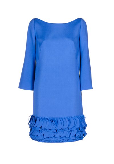 Niebieska sukienka z dekoltem typu bateau, rękawami o długości 3/4 i falbaniastym, teksturowanym dołem. Wykonana z lekkiego materiału dla uzyskania płynnego wyglądu.