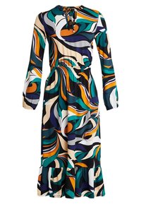 Długa, zwiewna sukienka z długimi rękawami, ozdobiona wielokolorowym, abstrakcyjnym wzorem w odcieniach zieleni, pomarańczy i niebieskiego. Posiada zaciśniętą talię oraz falbaniasty dół.