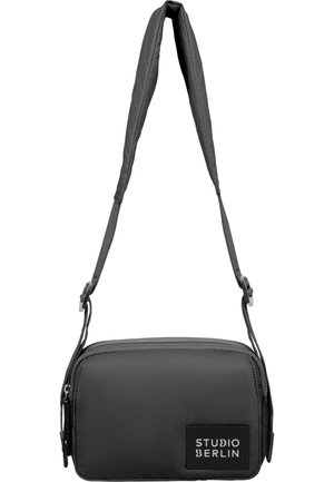 Geantă de umăr gri, confecționată dintr-un material neted, cu formă rectangulară, închidere cu fermoar și curea ajustabilă; are un patch cu logo pe partea din față.