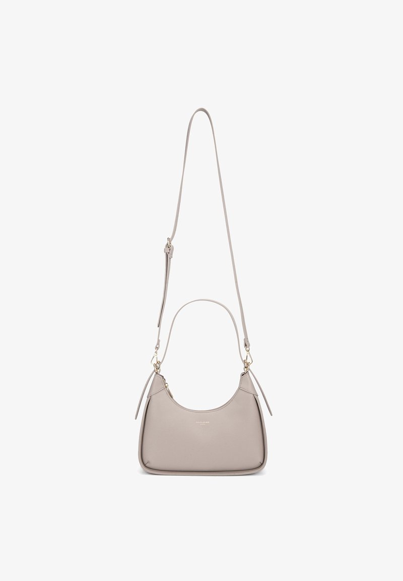 Sac à main en cuir gris clair avec une silhouette courbée, bandoulière réglable et quincaillerie dorée, présentant une texture lisse et un branding minimal.