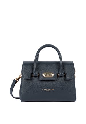Sac à main en cuir texturé bleu marine avec poignées supérieures, fermoir tourniquet doré, bandoulière amovible et logo "Lancaster Paris" en lettres dorées.
