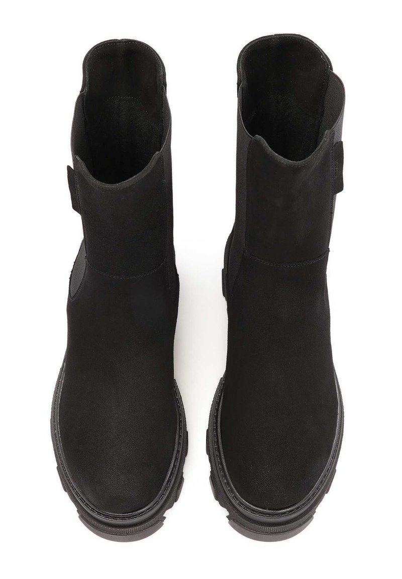 Czarne zamszowe botki za kostkę o gładkiej fakturze, z elastycznymi bocznymi panelami i mocną gumową podeszwą, wyposażone w pętelkę z tyłu ułatwiającą zakładanie.