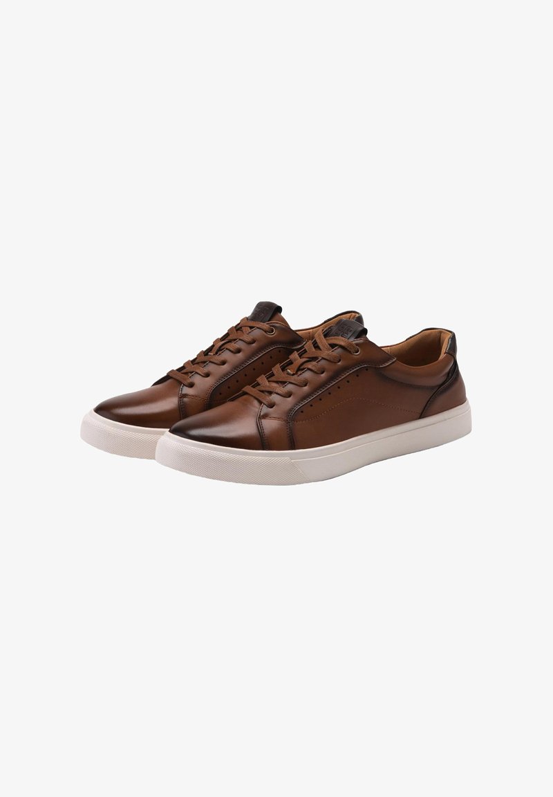 Bruine leren sneakers met witte rubberen zolen, voorzien van een ronde neus, subtiele perforaties en tonale stiksels. Veters maken het ontwerp af.