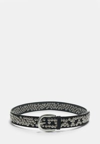 Črn usnjen pas z belimi kroglicami v vzorcu po dolžini, zavarovan s srebrno kovinsko sponko. Gladka tekstura, raven dizajn.