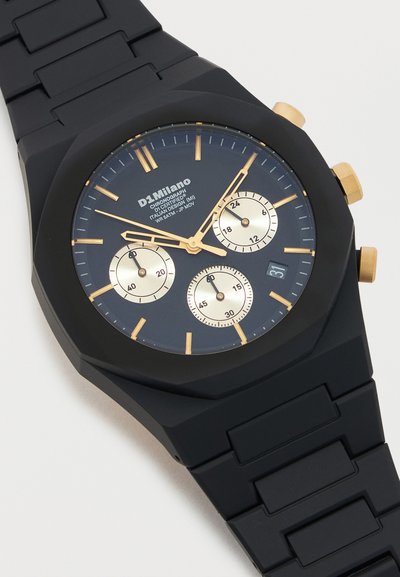 Μαύρο ρολόι χειρός με χρυσά δείκτες και ενδείξεις, τρεις λευκοί χρονογράφοι, παράθυρο ημερομηνίας στις 4 η ώρα και μαύρο λουράκι με κρίκους.