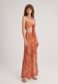 adL FLYWELL - Pantalones - Printed Orange