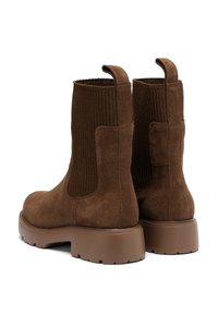 Rudi suede kulkšniai su raukšlėta audinio detale, elastingomis šoninėmis dalimis ir tvirtu guminio pado, turinčiu apvalų pirštą ir užtrauktukus.