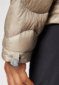 Peak Performance HELIUM UTILITY HOOD JACKET - Gewatteerde jas - avid beige/sand fog/hydro fresh