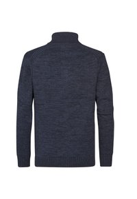 Pulover tricotat de culoare albastru închis, cu guler înalt cu nervuri, mâneci lungi și tiv cu nervuri, prezentat din spate pe un fundal alb.