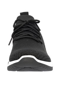 Zapatilla deportiva negra con parte superior de tejido, que presenta una textura intrincada, cordones planos y una media suela blanca. Diseño ligero y flexible.