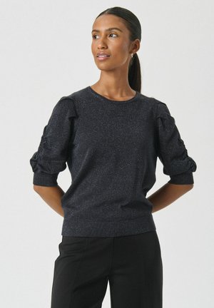Schwarzer glitzernder Pullover mit kurzen Puffärmeln sowie gerippten Bündchen und Saum. Die Textur wirkt weich mit einem dezenten Schimmer.