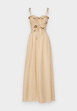 Abito maxi in tessuto beige chiaro con corpetto arricciato, spalline regolabili e scollo a rouches. La gonna fluida e a-line si estende fino alle caviglie.