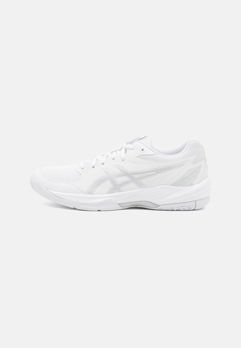 Scarpe sportive bianche con una tomaia in rete, sovrapposizioni sintetiche e una suola strutturata. Accenti argento sottili decorano il design laterale.