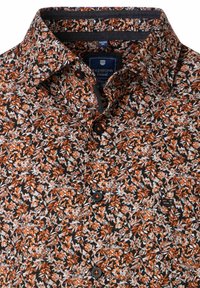 Knapp-up skjorte med en sort bund, prydet med et blomsterdesign i orange og hvid. Lavet af bomuld med en glat tekstur og standardkrave.