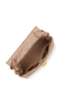 Intérieur d'un sac à main en cuir beige doux, comportant deux compartiments et un fermoir en ton doré. Texture lisse avec des coutures renforcées et des poignées.