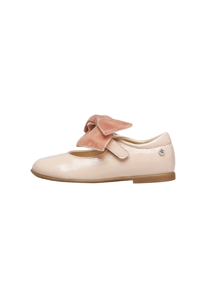 Scarpa in pelle verniciata di colore rosa con punta arrotondata, una fascia in velcro e un grande fiocco di raso color rosa chiaro sulla parte anteriore. Suola piatta di colore beige.