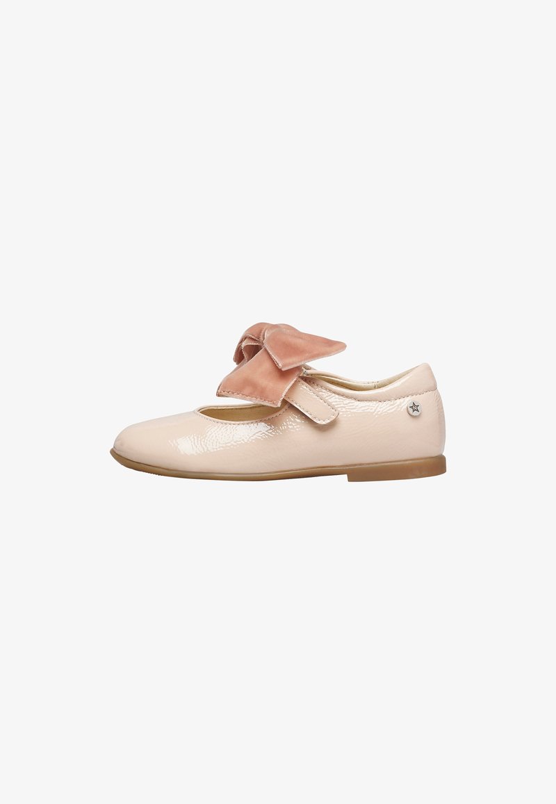 Scarpa in pelle verniciata di colore rosa con punta arrotondata, una fascia in velcro e un grande fiocco di raso color rosa chiaro sulla parte anteriore. Suola piatta di colore beige.