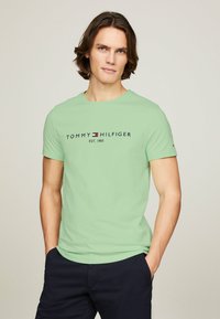 Tommy Hilfiger LOGO TEE - Camiseta estampada - mint gel