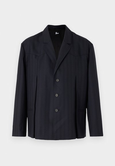 Donkerblauwe blazer met verticale streepjes, enkelgeknoopt ontwerp, gestructureerde schouders, vijf knopen en een met puntige kraag.