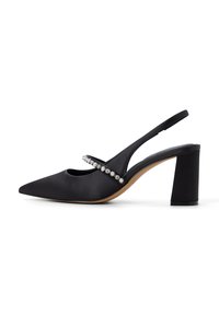 Pump slingback nera in satin con punta affusolata, cinturino decorato con gemme trasparenti e tacco spesso a blocco.