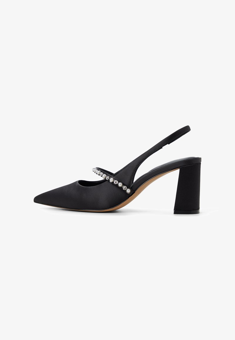 Pump slingback nera in satin con punta affusolata, cinturino decorato con gemme trasparenti e tacco spesso a blocco.