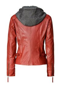 Rote Lederjacke mit grau Kapuze, ausgestattet mit Reißverschlüssen an den Ärmeln, Seitentaschen und einem taillierten Design mit Panelelementen.