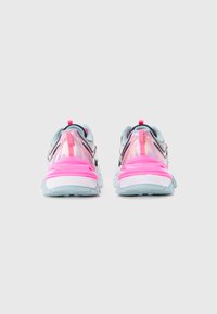 Et par iriserende sneakers med pink detaljer og lyseblå såler vist fra bagpå på en hvid baggrund.