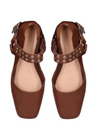 Scarpe piatte in pelle marrone con punta quadrata, cinturino alla caviglia con dettagli in argento e superficie liscia.