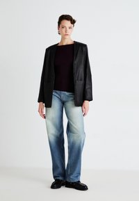 Blazer in pelle nera, top viola scuro, jeans a gamba larga decolorati blu chiaro e scarpe nere. Texture liscia, design semplice e senza motivi visibili.