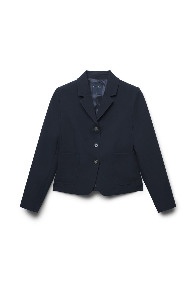 Blazer su misura blu navy con tre bottoni, colletto a scollo a lancia, maniche lunghe e due tasche frontali a toppa.