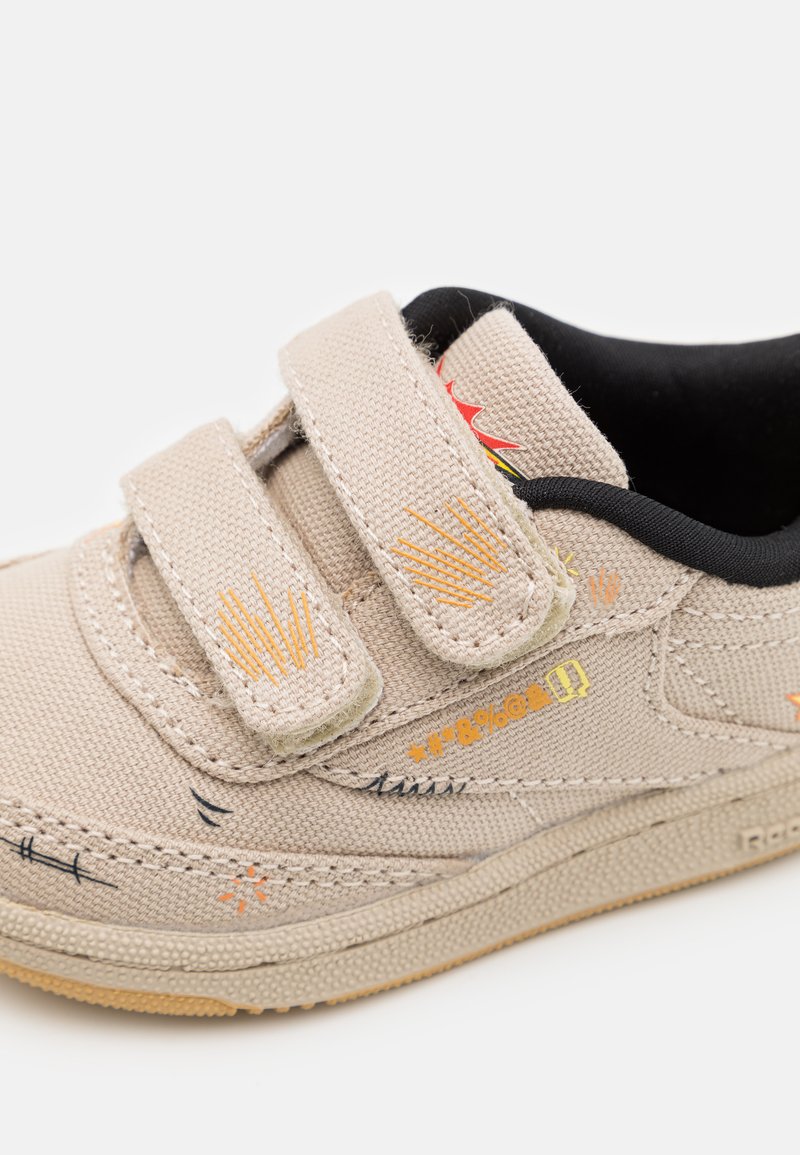 Kinder Sneaker low | Reebok Classic CLUB LOONEY TUNES UNISEX Sneaker low pantone/core black/pantone/beige - QO12851 Kinder Sneaker low | Reebok Classic CLUB LOONEY TUNES UNISEX Sneaker low pantone/core black/pantone/beige - QO12851