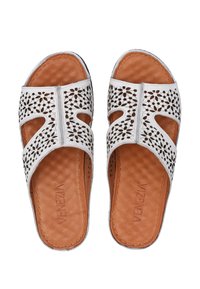 Witte schuifsandalen met complexe bloemmotieven en bruine zolen, gemerkt "Venezia." Ontworpen voor comfort en zomerkleding.