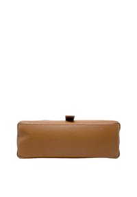 Una custodia per matite in pelle marrone con forma rettangolare, superficie texturizzata e chiusura a linguetta superiore. Design semplice con bordi cuciti.