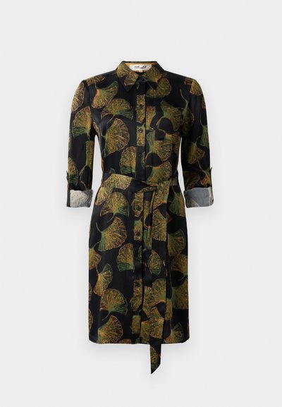 Μαύρο φόρεμα με κουμπιά και ρυθμισμένα μανίκια, σχέδια με πράσινα και πορτοκαλί φύλλα, γιακά, τσέπη στο στήθος και ζώνη στη μέση.