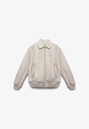 Beige Fleecejacke mit einem Kragen aus Kunstfell, Reißverschluss, zwei Seitentaschen, gerippten Bündchen und Saum, die mit einer weichen, strukturierten Oberfläche versehen ist.