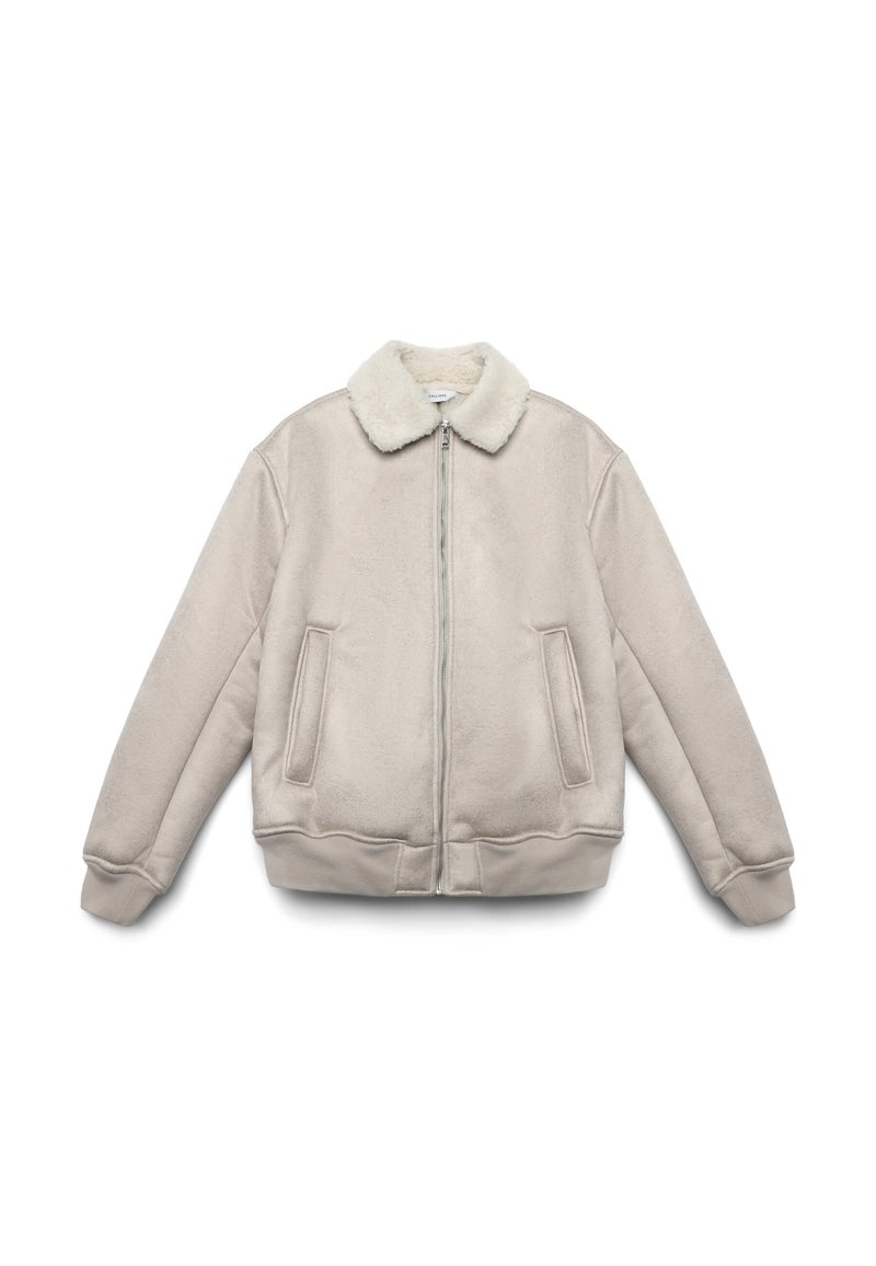 Giacca bomber beige con colletto bianco peloso, chiusura con zip, due tasche laterali, polsini a costine e una texture morbida.