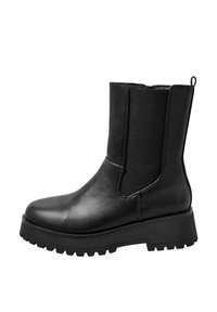 Zwarte enkelboot met een glad leren teengedeelte en elastische zijpanelen, voorzien van een stevige rubberen zool met profieldetails.