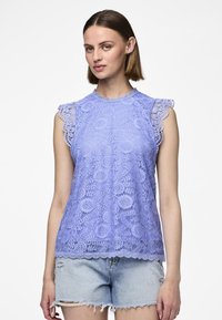 Blonde bluse i lilac med bølgende ærmer og intrikate blomster mønstre. Stoffet er lett, semi-transparent, og har en rund halsutskjæring.